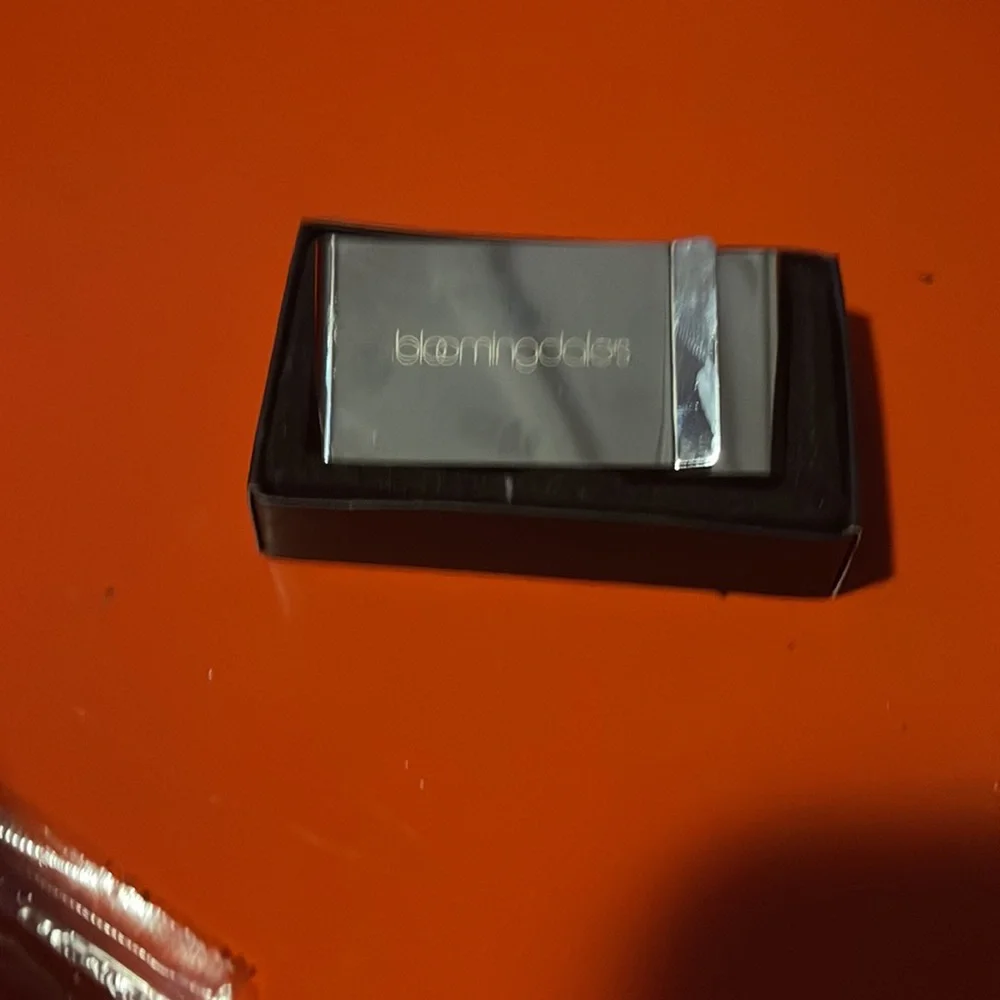 NWT Bloomingdales black and white silver tone money clip